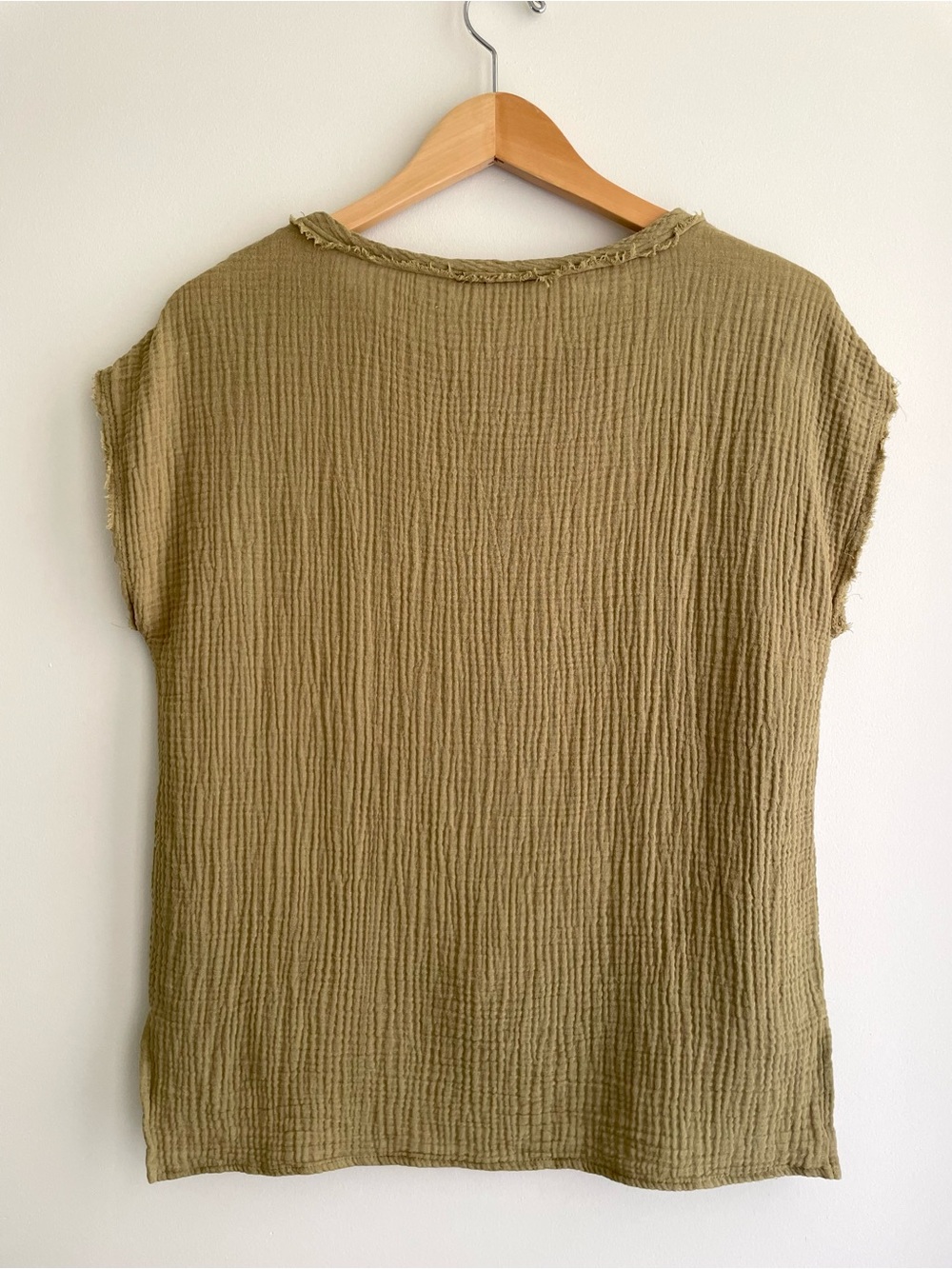 T Tahari 100% Cotton Olive Green Crinkle Gauze Beachy Lightweight Summer Top - Picture 2 of 5